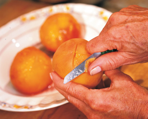 How to peel a peach