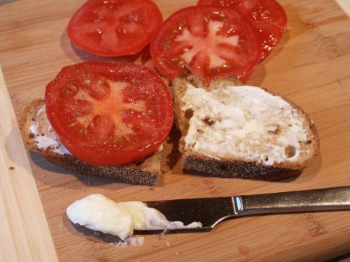 Spread mayonnaise on the bread