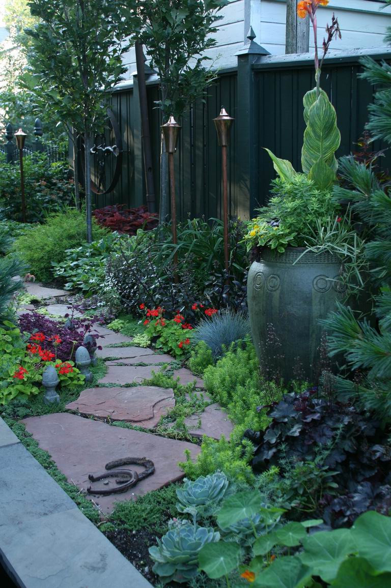 A narrow side yard becomes a fascinating journey 